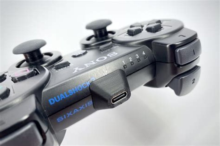 How many volts does a PS3 controller use?