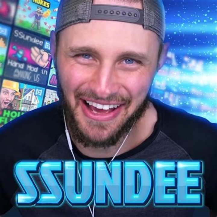 Where does Ssundee live now?